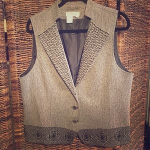 Vest with sequin collar and decorative bottom.